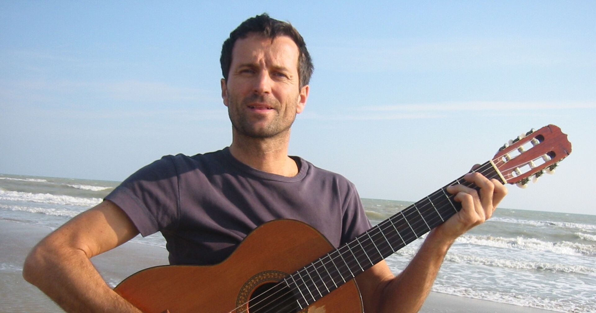 Alfred Haselmaier mit Gitarre am Strand