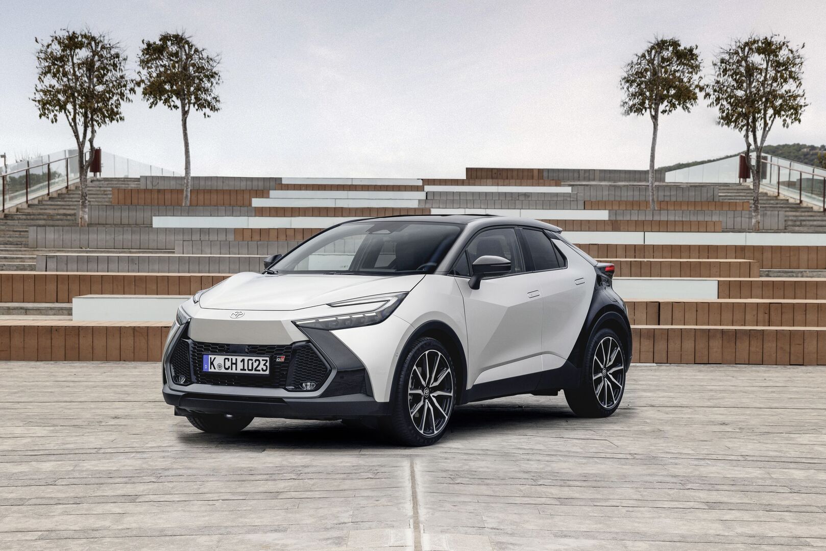 Der 4,362 Meter lange Toyota C-HR ist wahlweise mit Front- oder Allradantrieb erhältlich. D