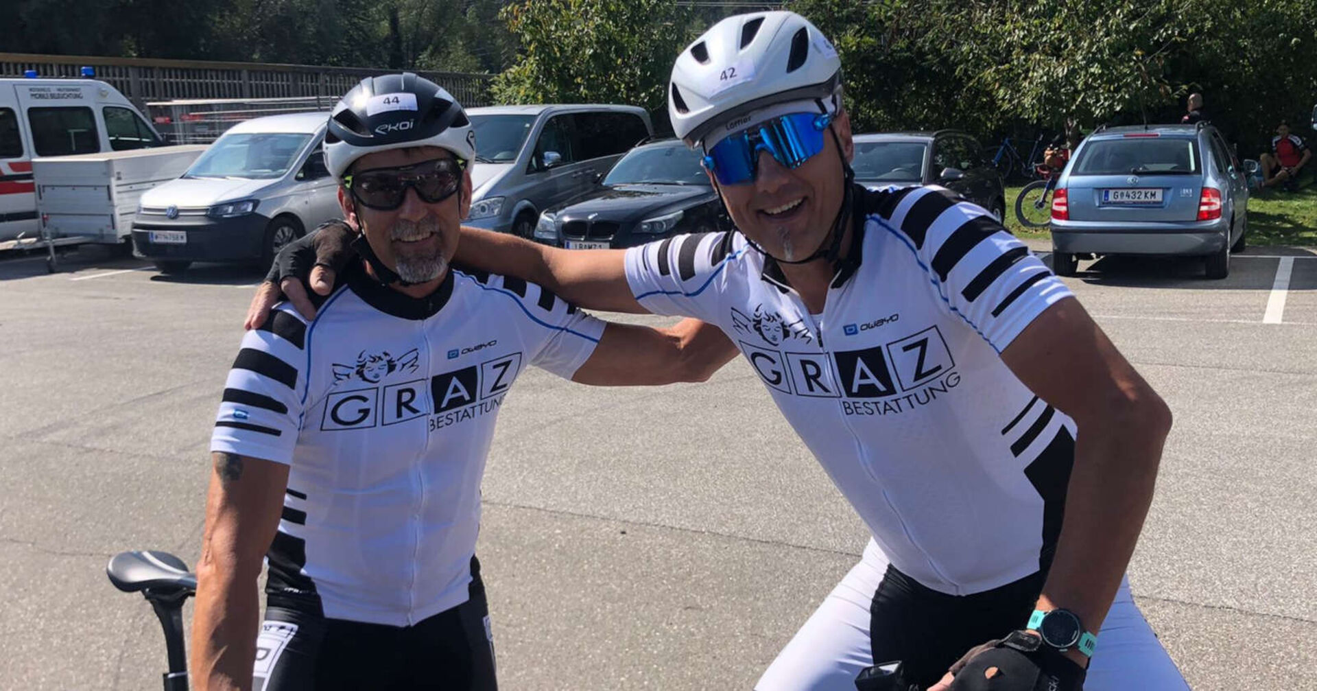Wolfgang Eberhart und Christian Wippel auf dem Fahrrad in Radmontur.