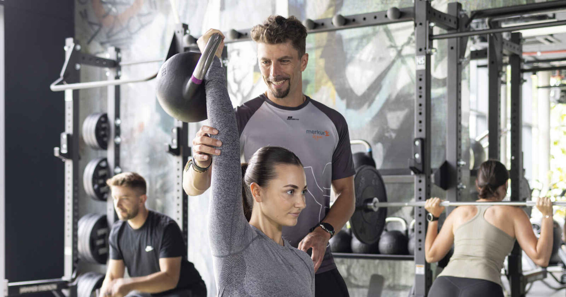 Menschen trainieren in einem Fitnessstudio.