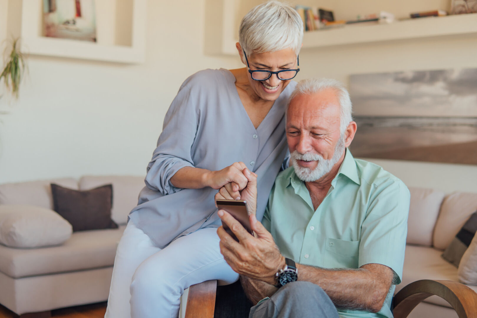 Älteres Ehepaar sitzt auf der Couch | Credit: iStock.com/Brothers91
