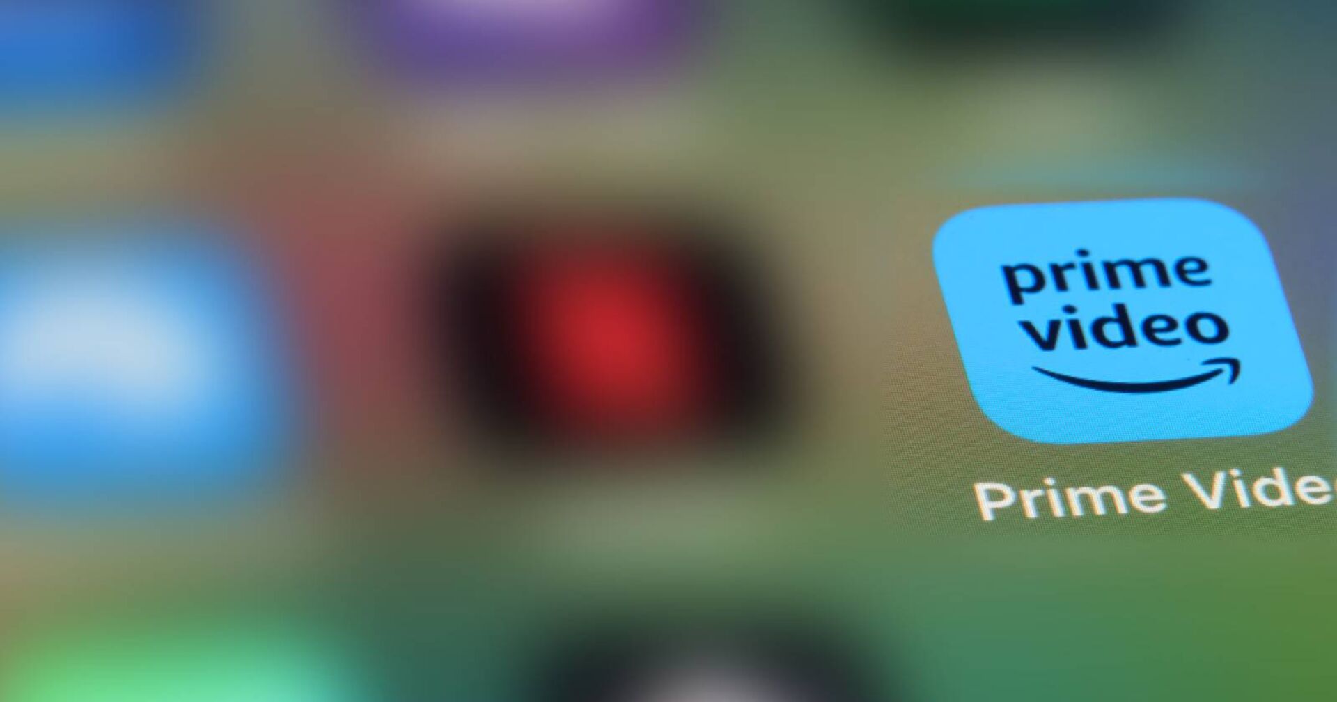 Handy-Display mit verschiedenen Apps, darunter das Amazon Prime Video-App-Symbol