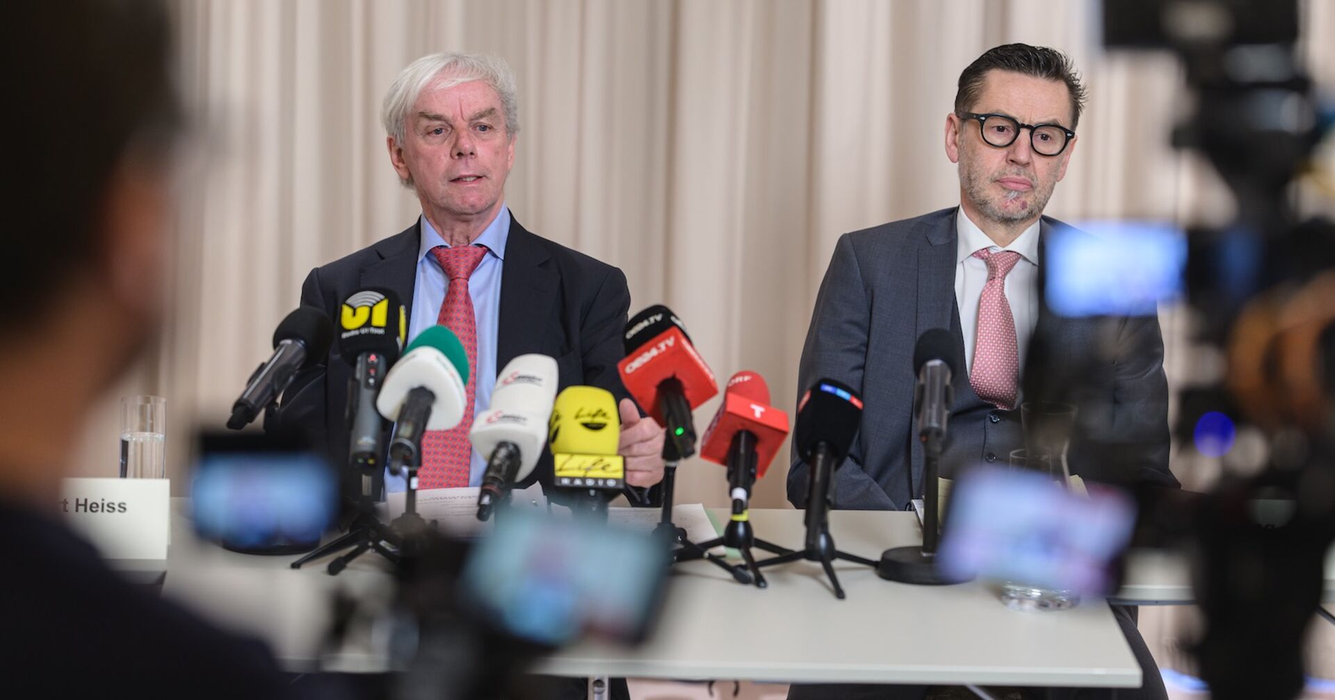 Die Anwälte Albert Heiss und Mathias Kapferer vor der Presse.