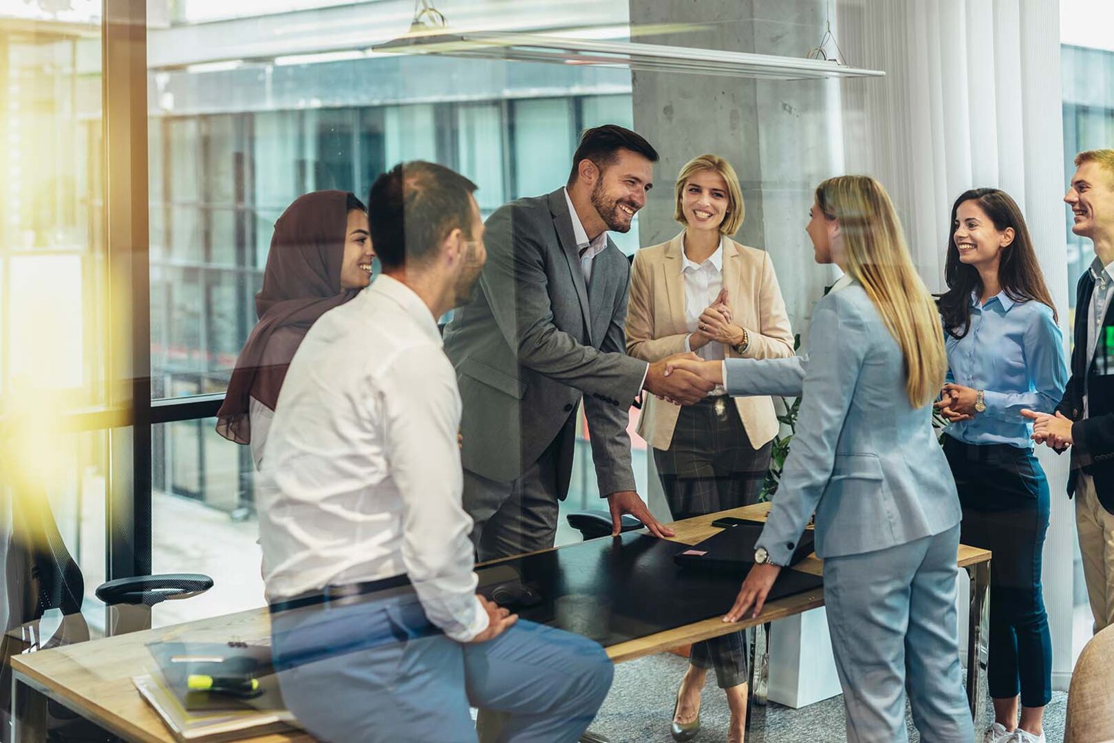 Mitarbeiter besprechen Tagesablauf | Credit: stock.adobe.com/Mediteraneo