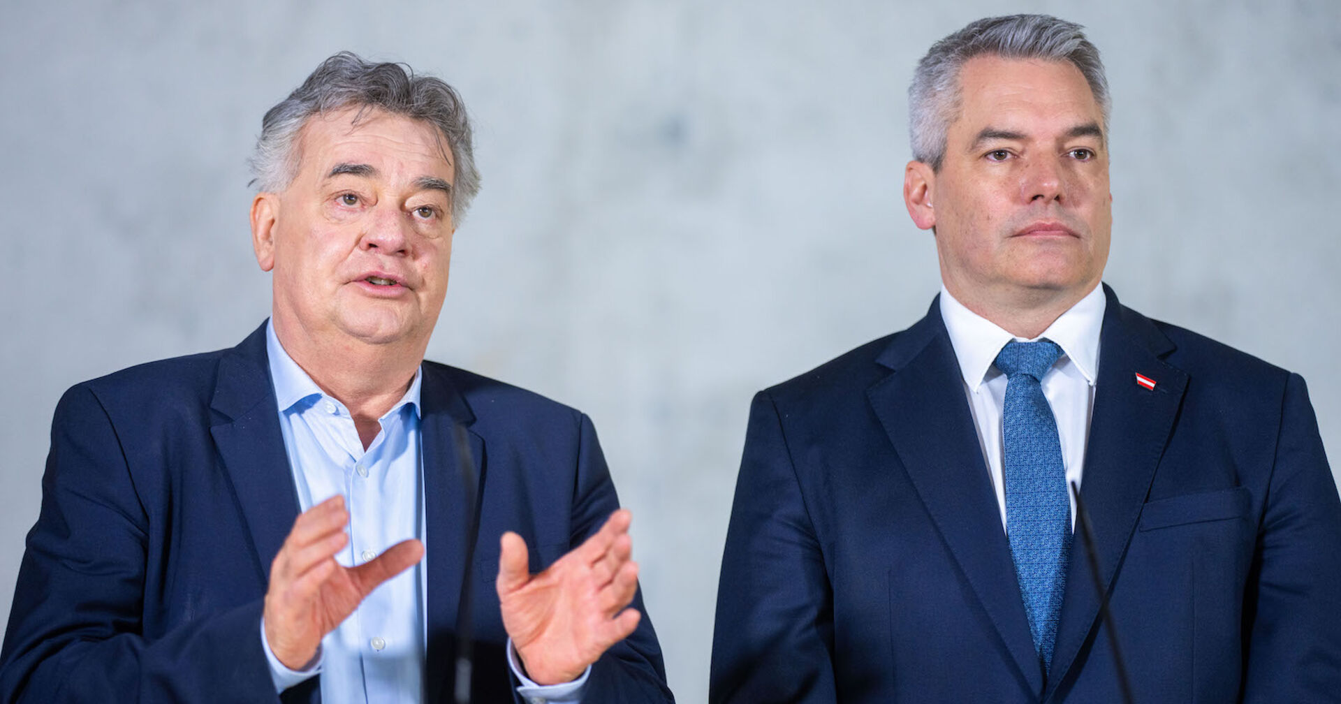 Vizekanzler Werner Kogler und Bundeskanzler Karl Nehammer bei der gemeinsamen Pressekonferenz zum Baupaket