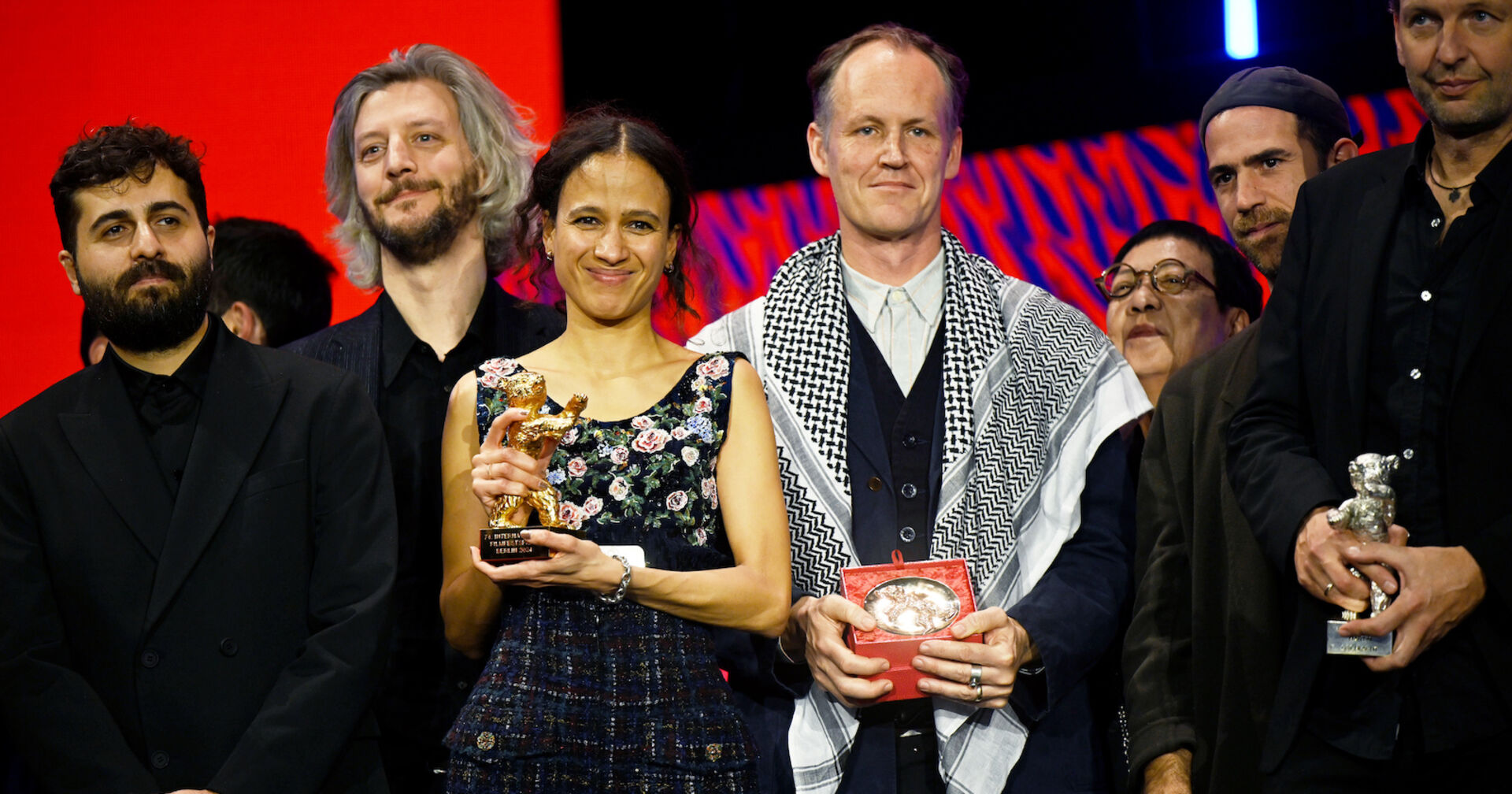 Filmemacher mit ihren Preisen auf der Berlinale.