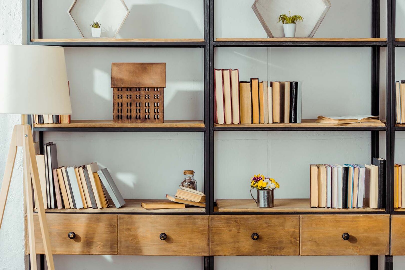 Bücher und Nippes in einem Regal | Credit: iStock.com/LightFieldStudios