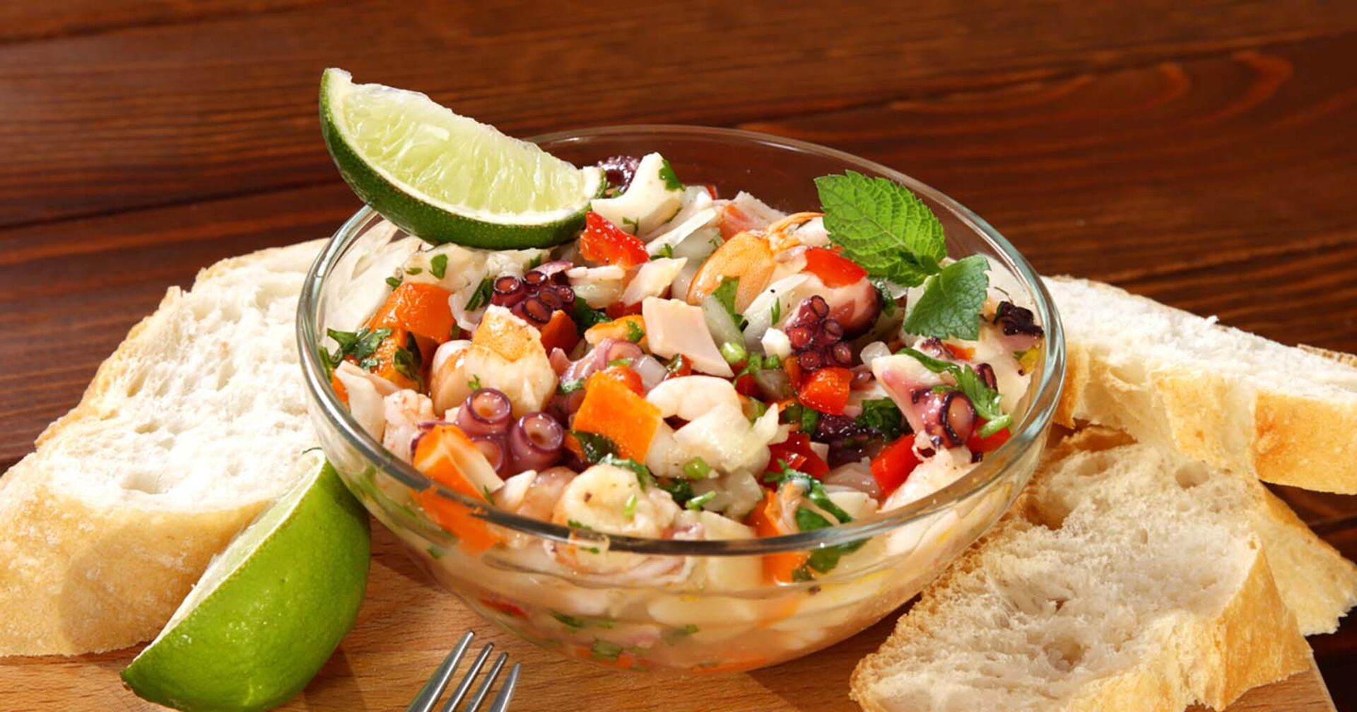 Ceviche mit Brot | Credit: iStock.com/SGAPhoto