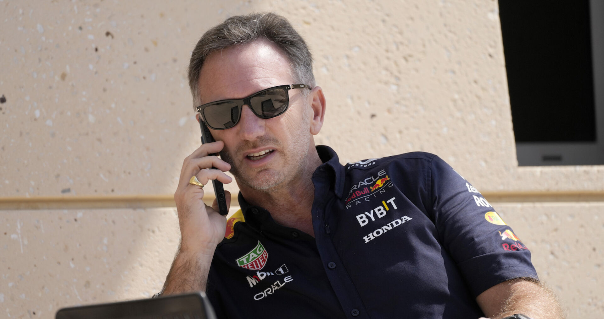 Christian Horner telefonierend in Bahrain