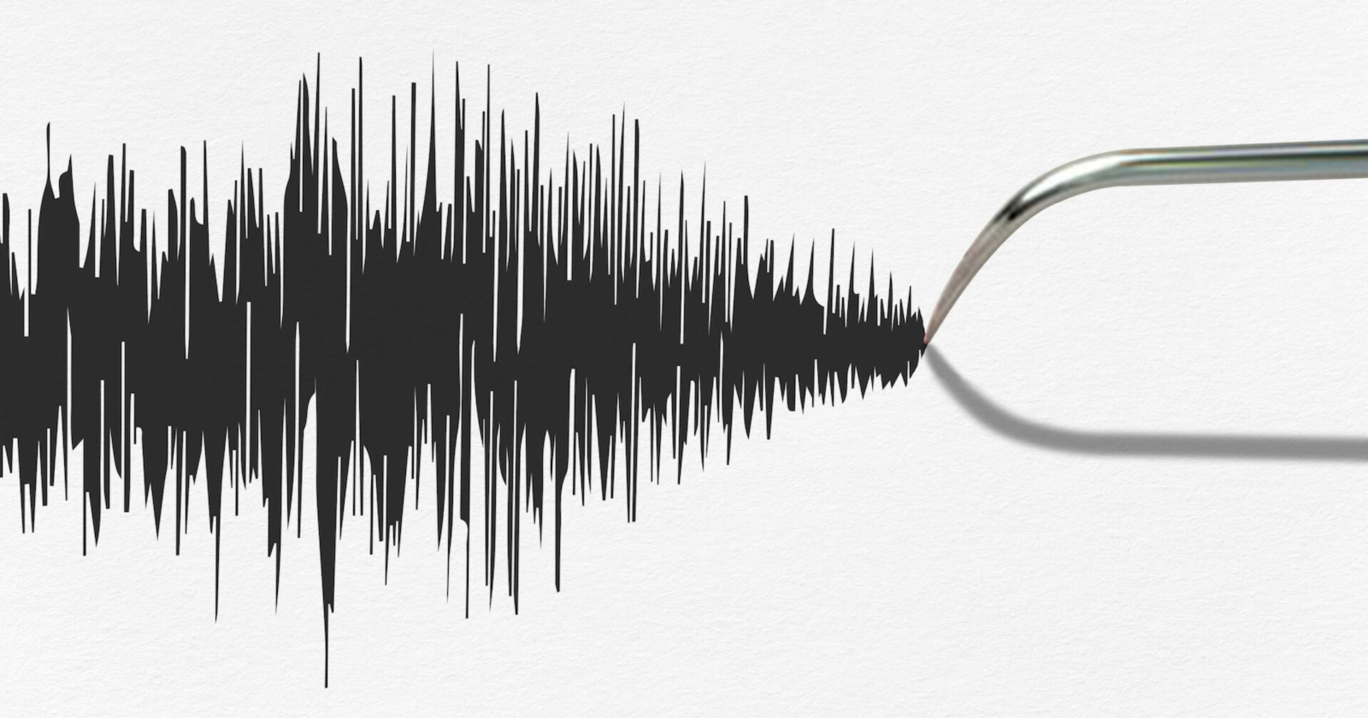 Ein Seismograf schlägt aus und zeichnet ein Beben auf