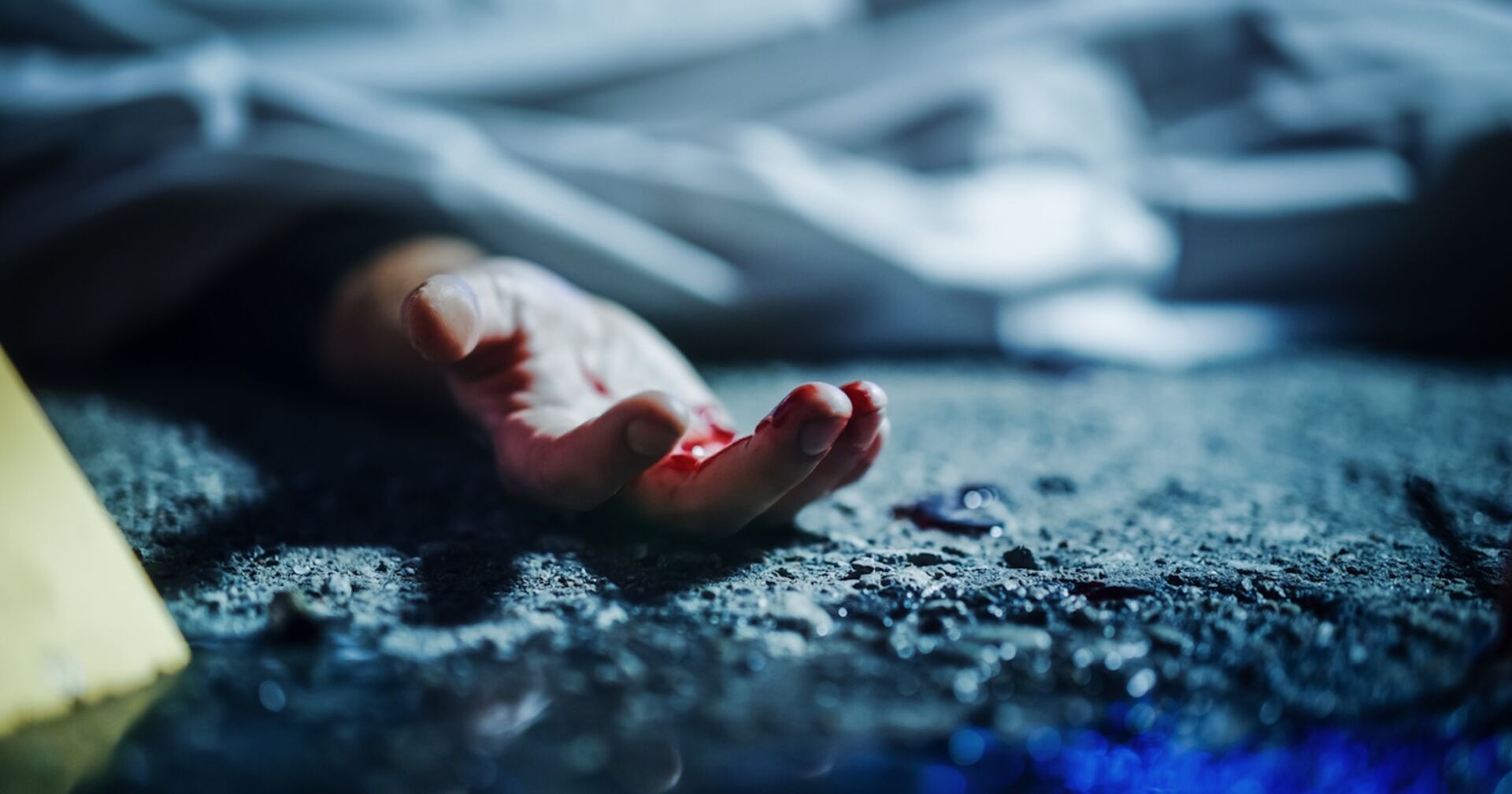 Ein Schwerverletzter liegt auf der Straße.