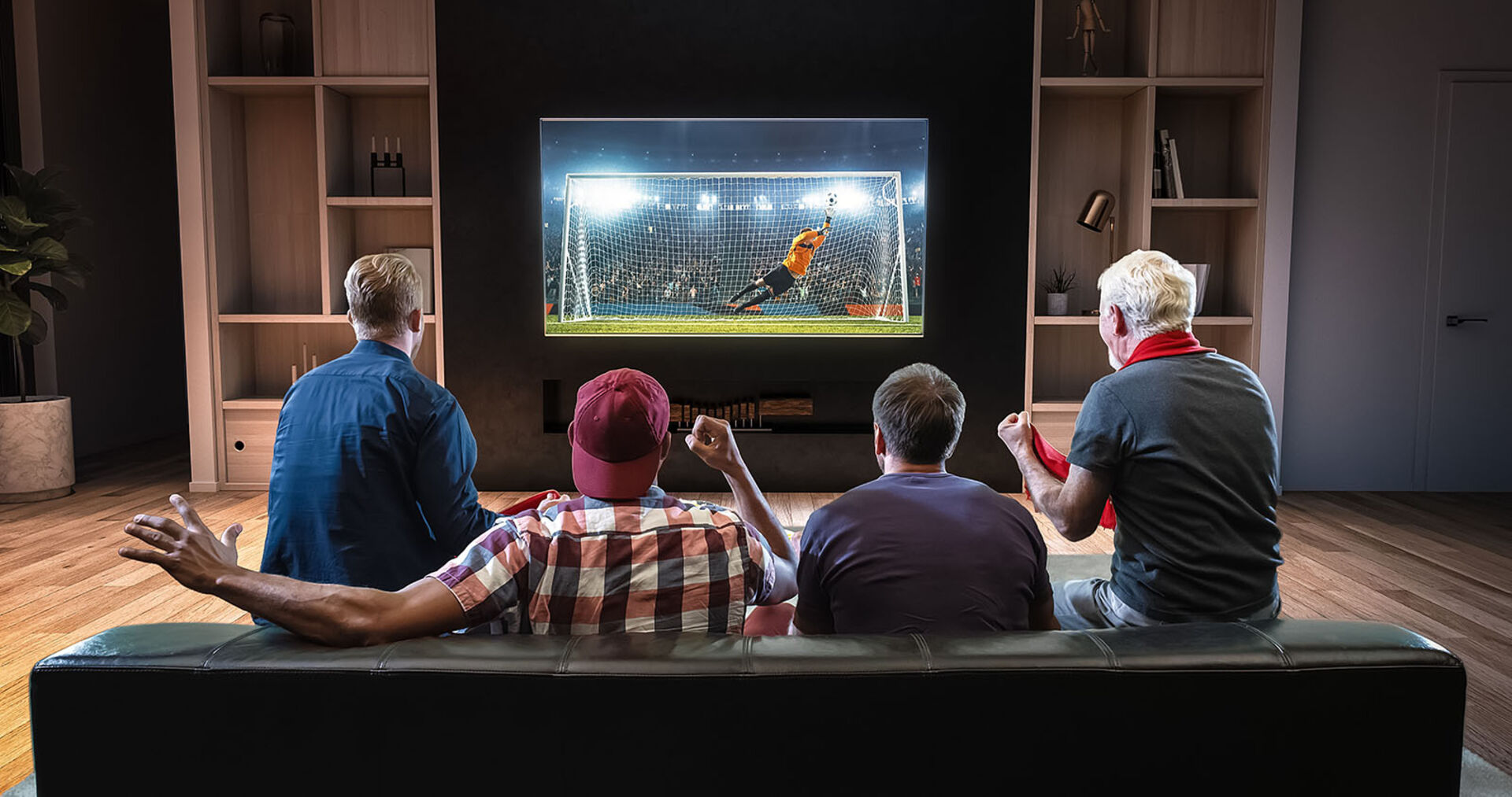 Männer schauen Fußballspiel an | Credit: iStock.com/haizon
