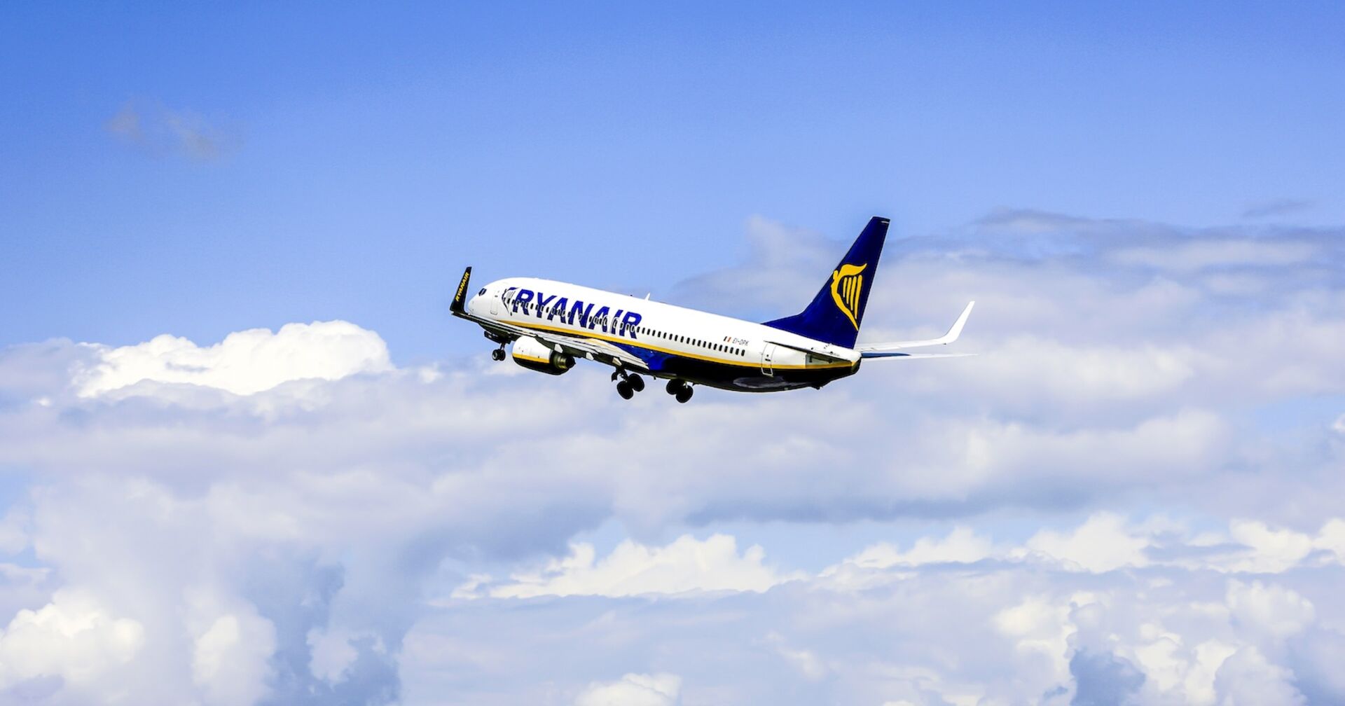 Ein Ryan Air-Flugzeug am Himmel.