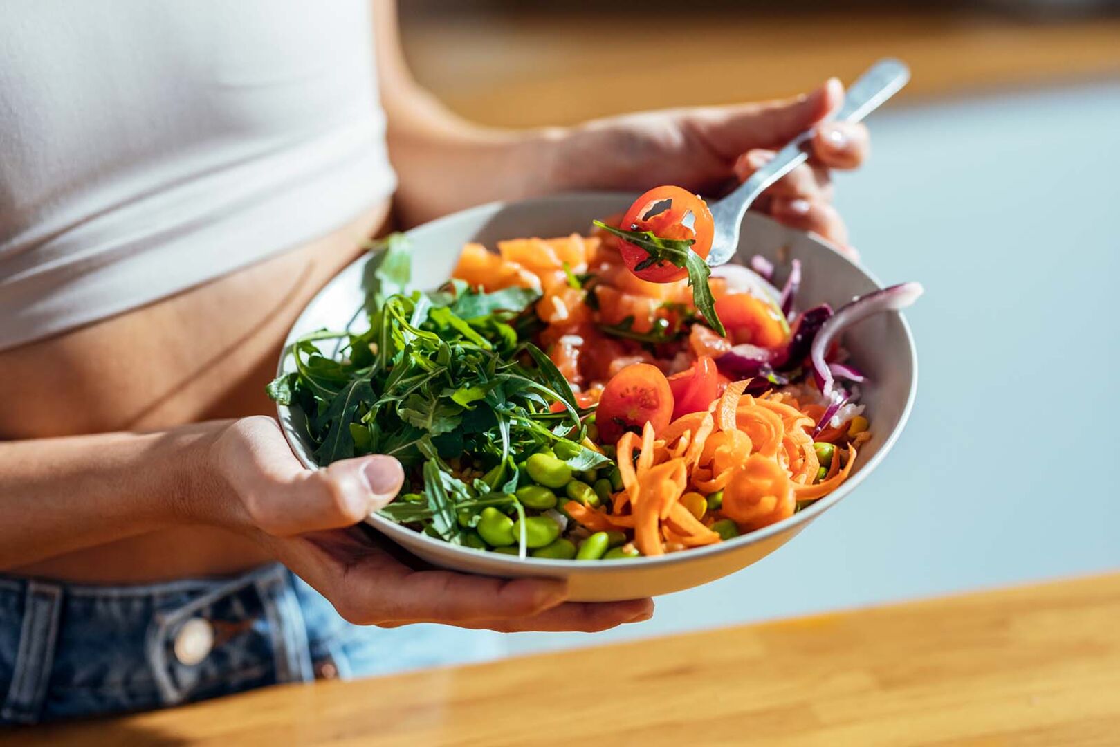 Frau isst Gemüse | Credit: iStock.com/nensuria