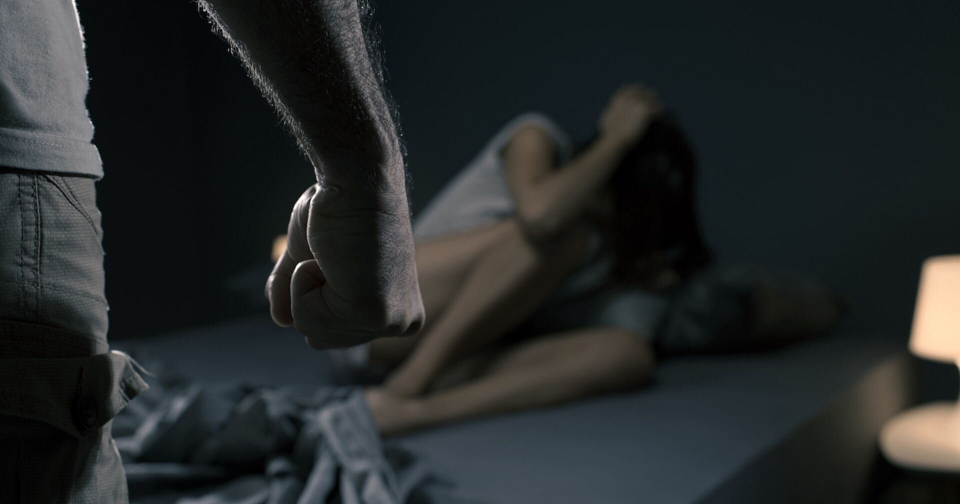 Einen Mann schlägt einen Frau.