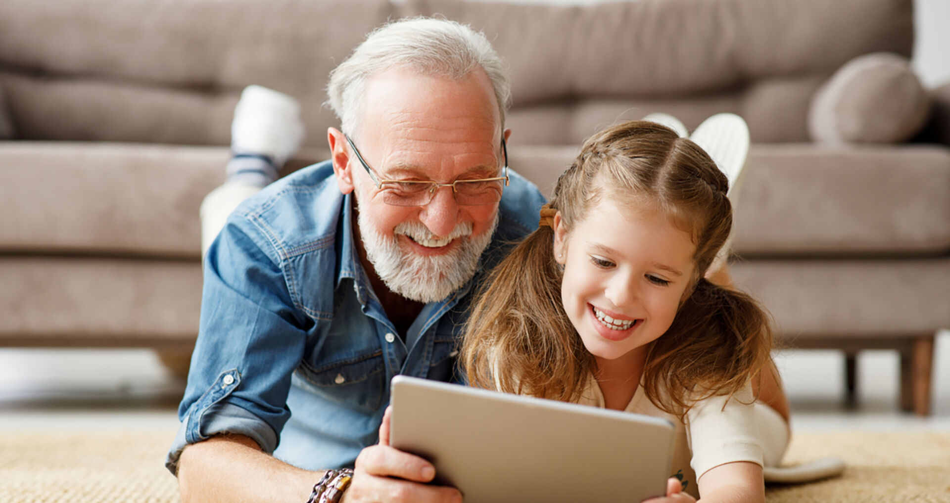 Opa mit Enkelin am Boden | Credit: iStock.com/evgenyatamanenko
