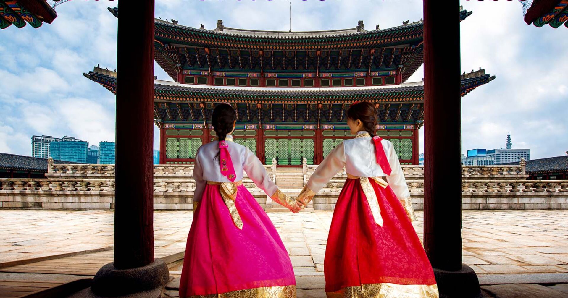 Zwei Frauen tragen einen Hanbok | Credit: iStock.com/NeoPhoto