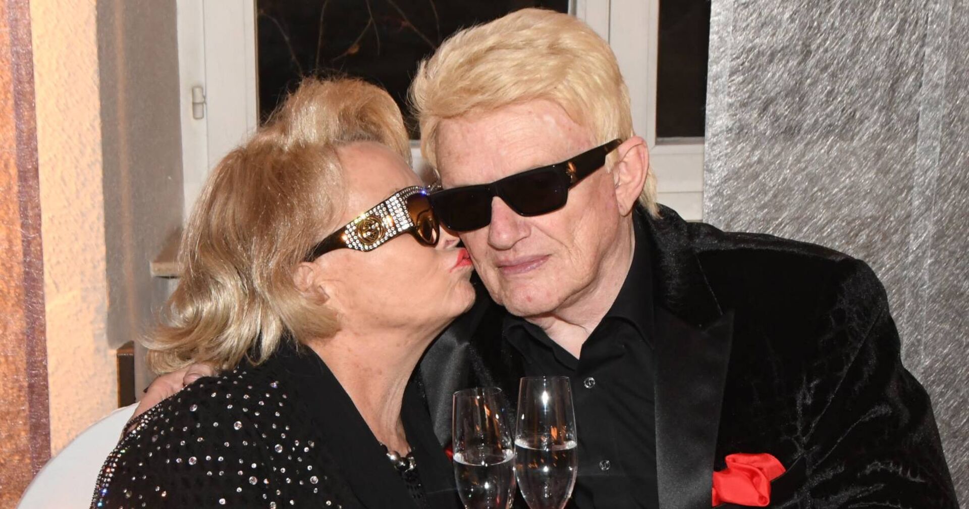 Hannelore (✝ 81) küsst Heino (85) zu seinem Geburtstag auf die Wange.