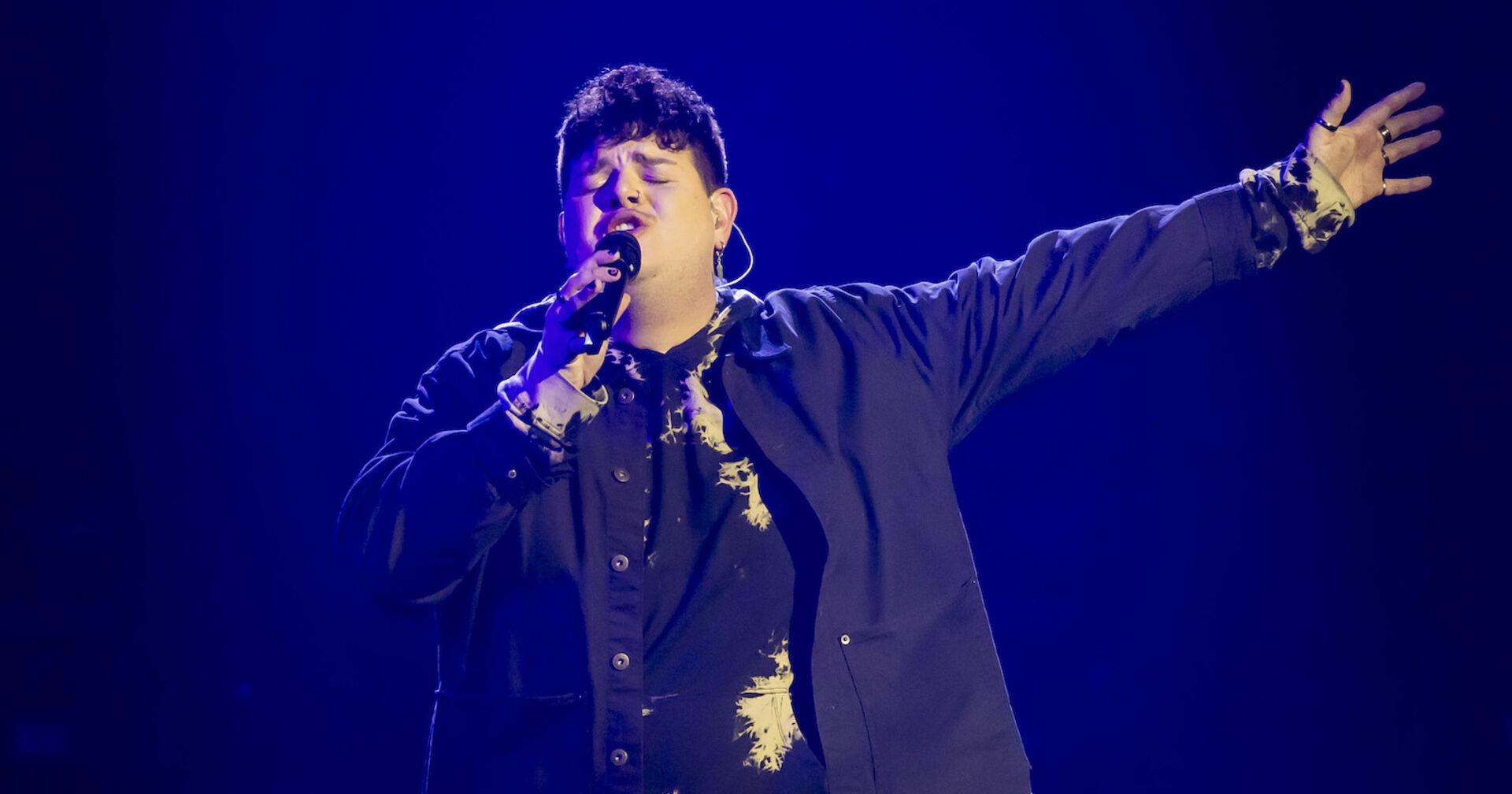 Isaak, der Deutschland beim ESC vertritt, singt auf der Bühne.