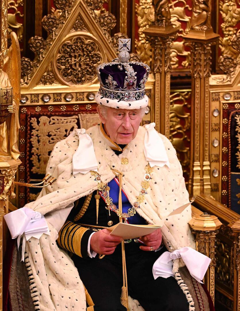 König Charles auf seinem Thron mit einer Krone.
