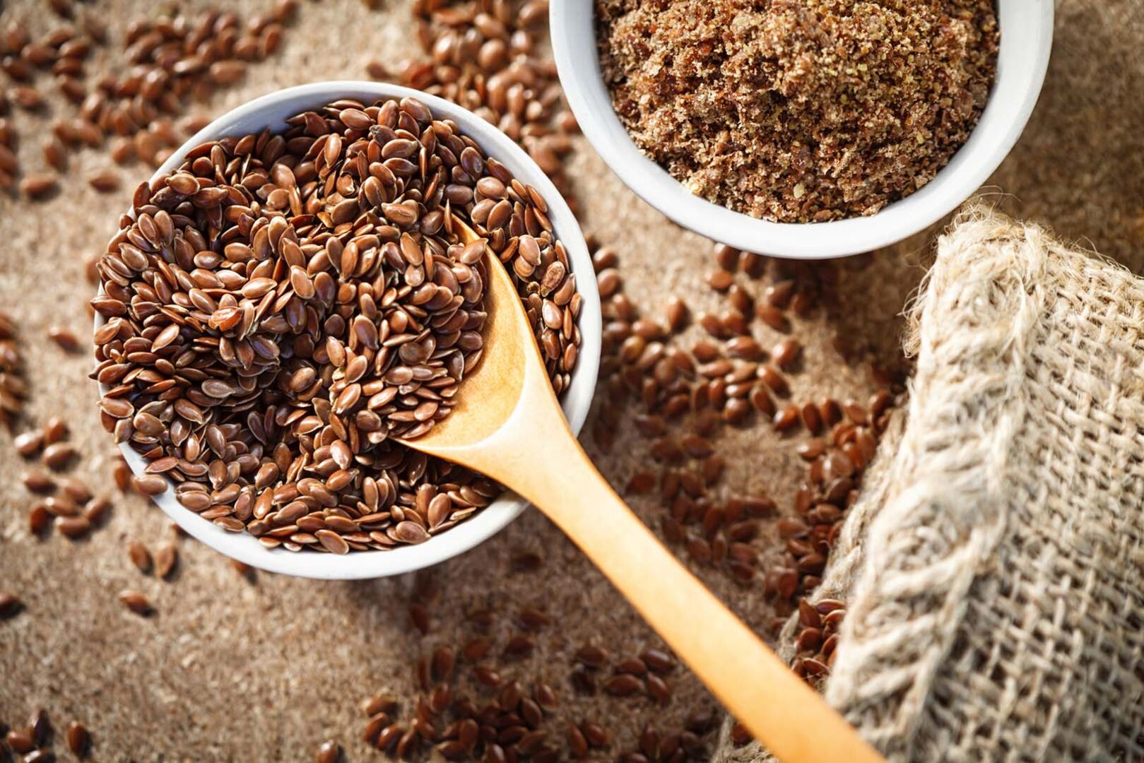 Leinsamen in einer weißen Schale | Credit: iStock.com/panco971