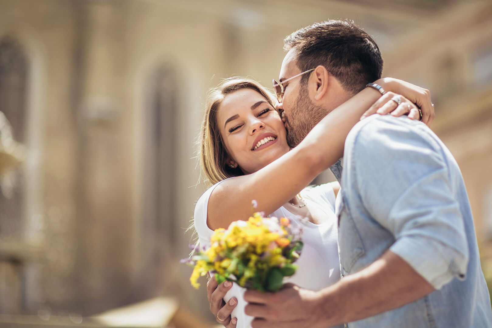 Paar umarmt sich | Credit: iStock.com/Jovanmandic