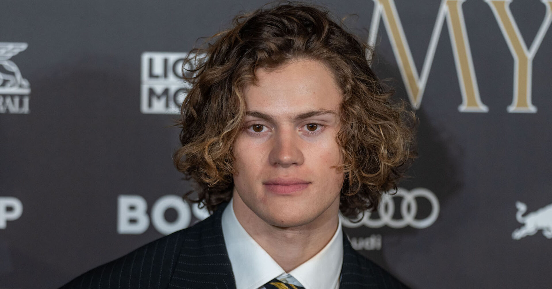 Der Skirennläufer Lucas Braathen vor einer Fotoleinwand.