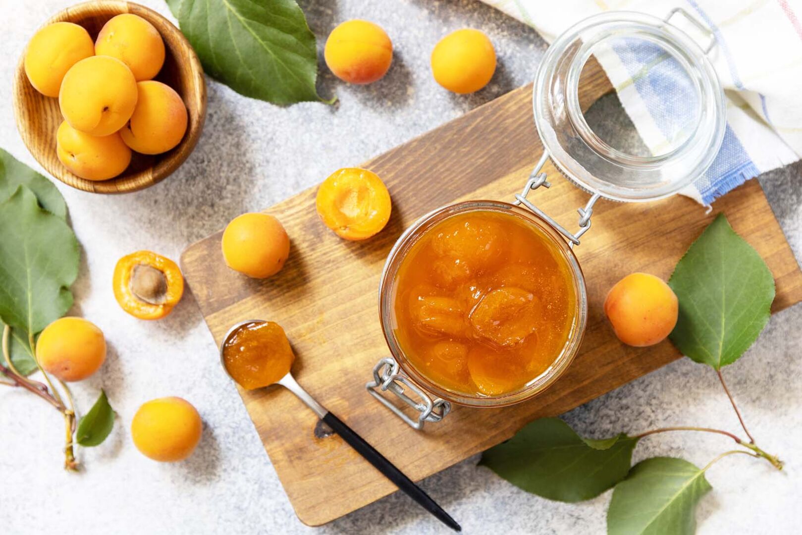 Marillenröster im Glas | Credit: iStock.com/elena_hramowa