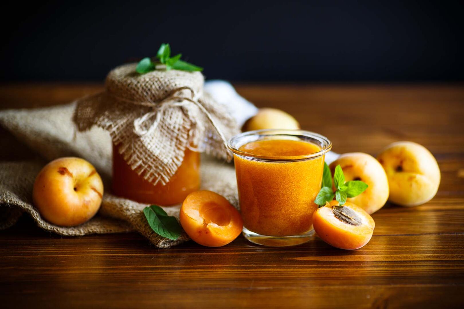 Marillensirup auf einem Tisch | Credit: iStock.com/peredniankina