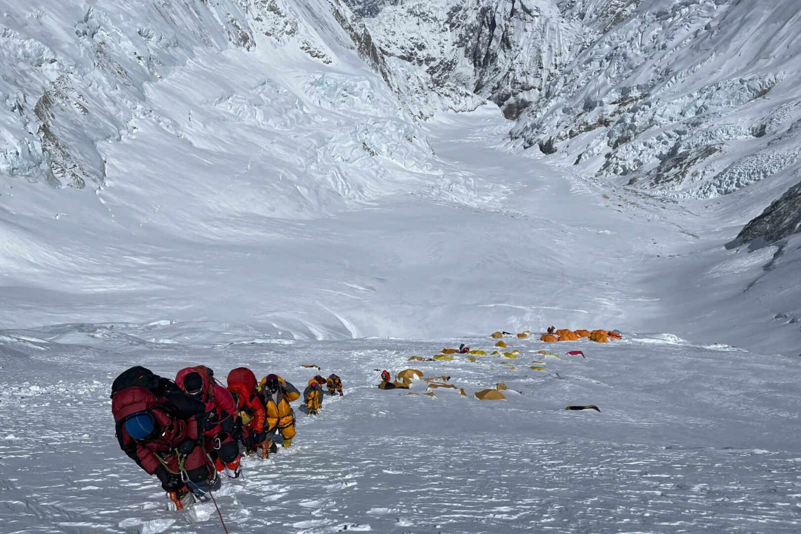 Bergsteiger und Lager auf dem Mount Everest.