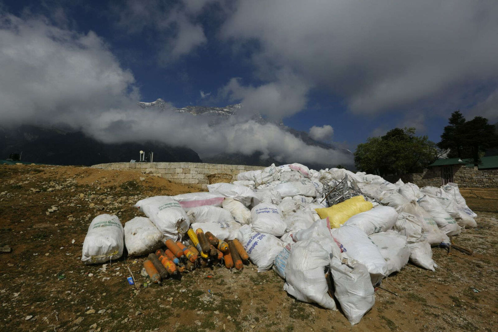 Berge an Müll, der am Mount Everest gefunden wurde.
