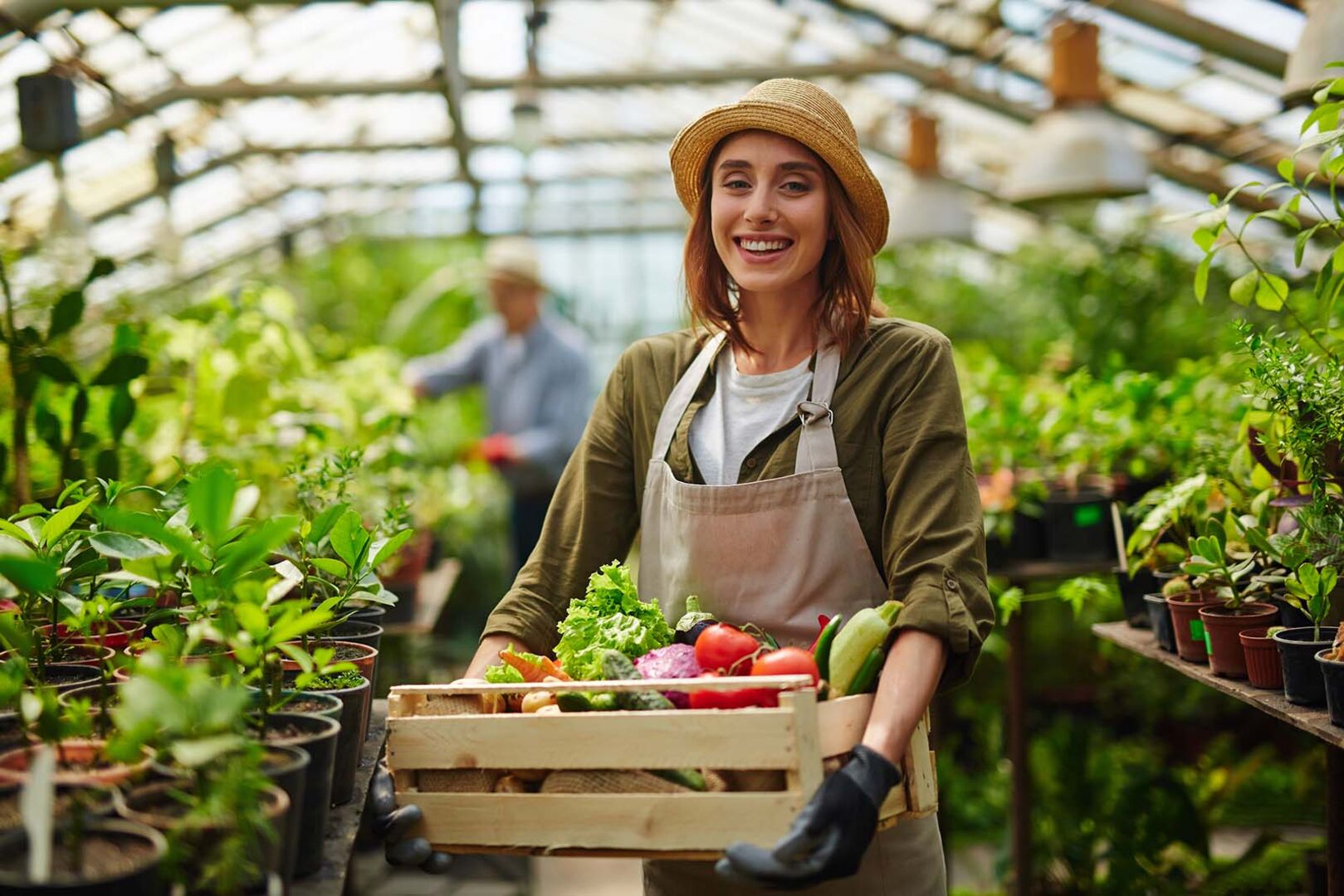 Frau trägt Gemüse-Kiste | Credit: iStock.com/shironosov
