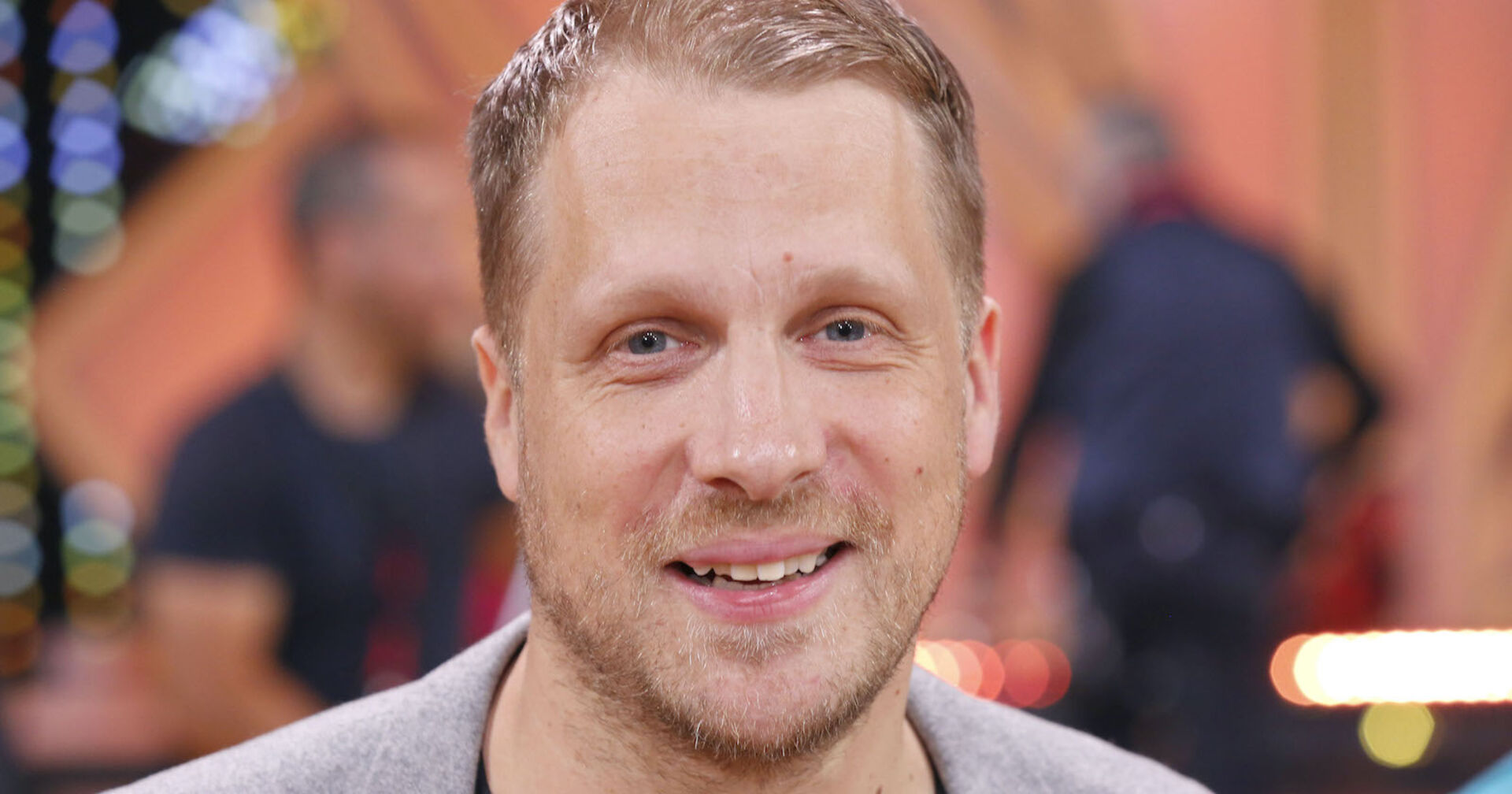 Oliver Pocher bei einem Event. Er lächelt in die Kamera.