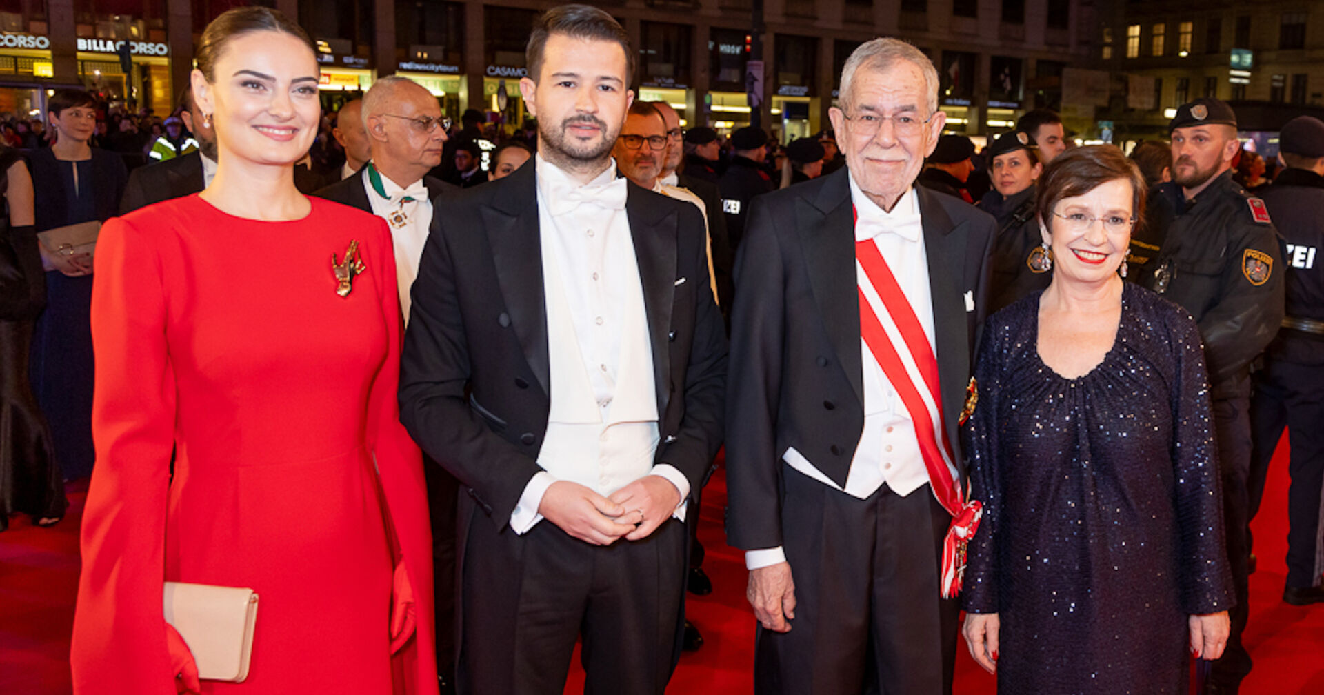 Van der Bellen und seine mit dem montenegrinischen Präsidenten und seiner Gattin vor der Oper  | Credit: Christian Mikes