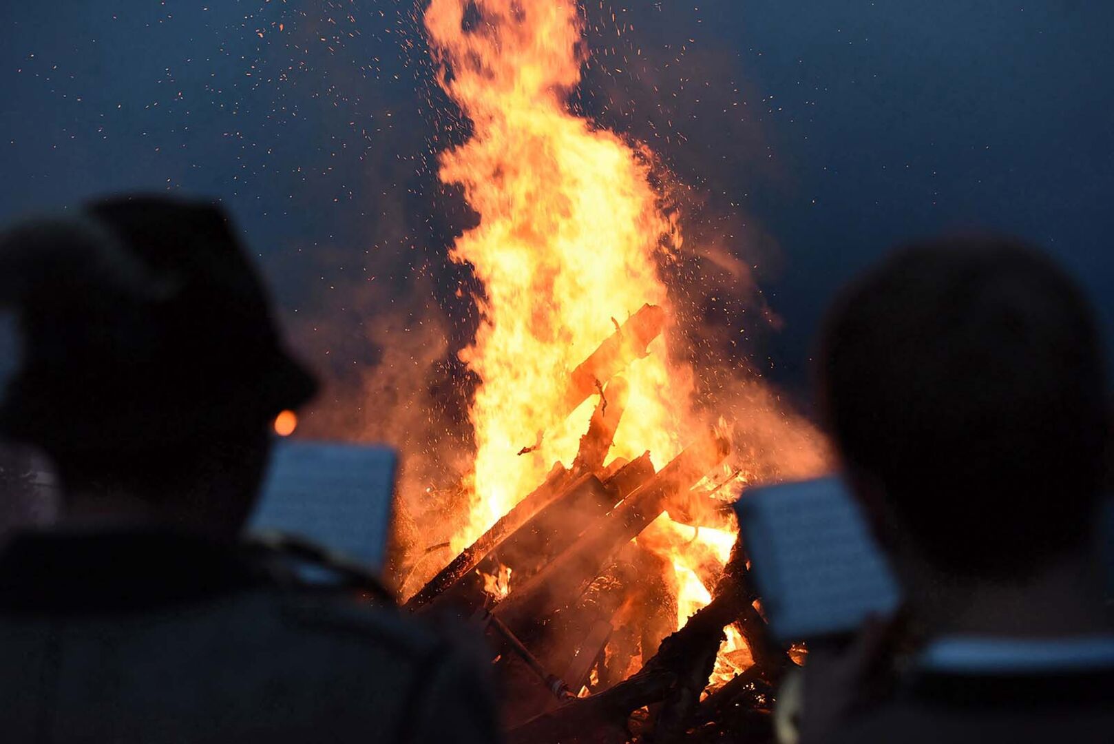 Osterfeuer am Abend | Credit: iStock.com/Spitzt-Foto