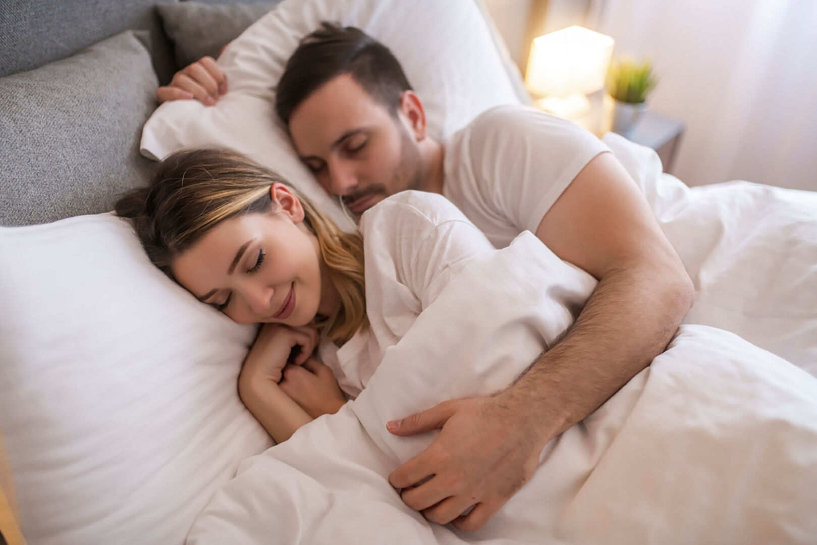 Paar schläft in Bett | Credit: iStock.com/Sanja85