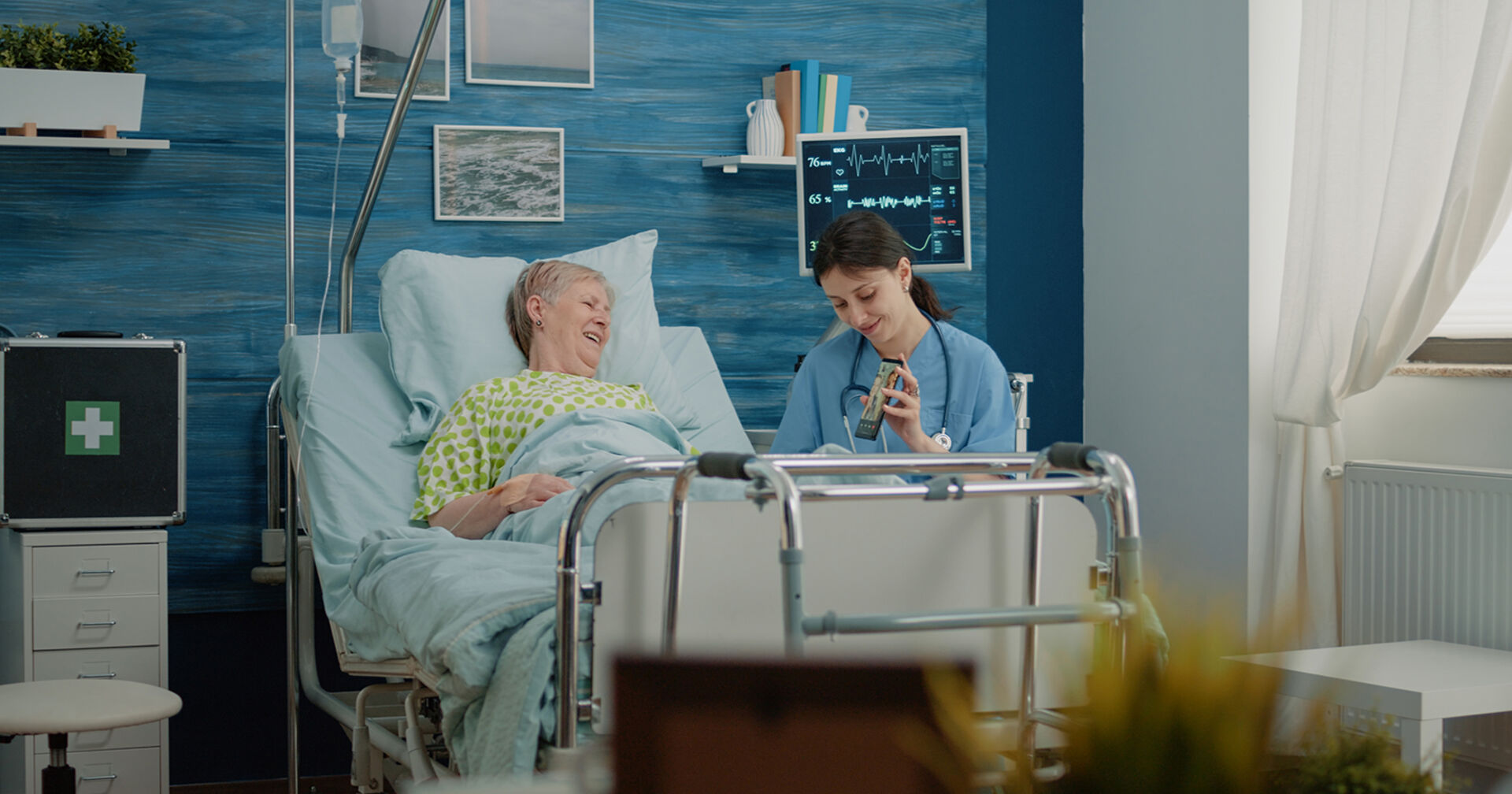 Ältere Dame liegt im Pflegezimmer | Credit: iStock.com/Dragos Condrea