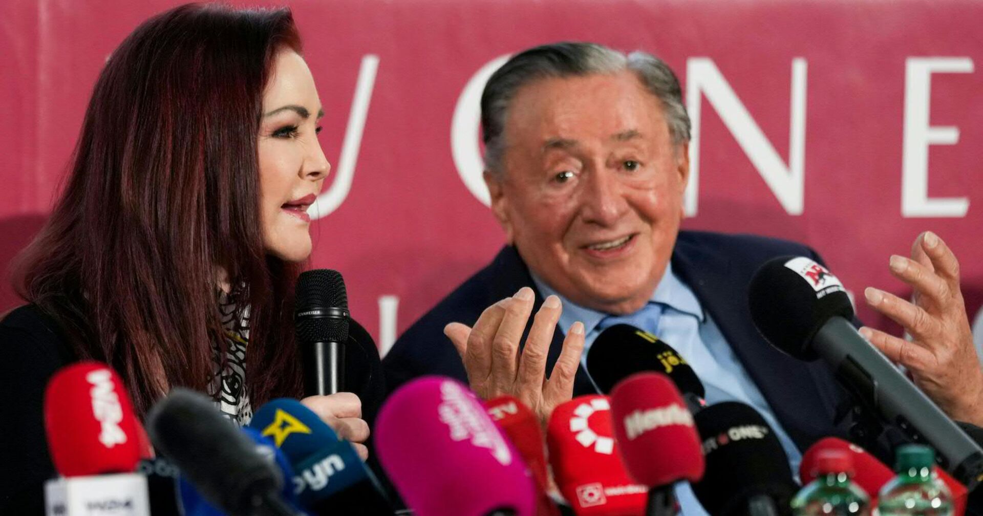 Richard Lugner und Priscilla Presley bei der Pressekonferenz in Wien.