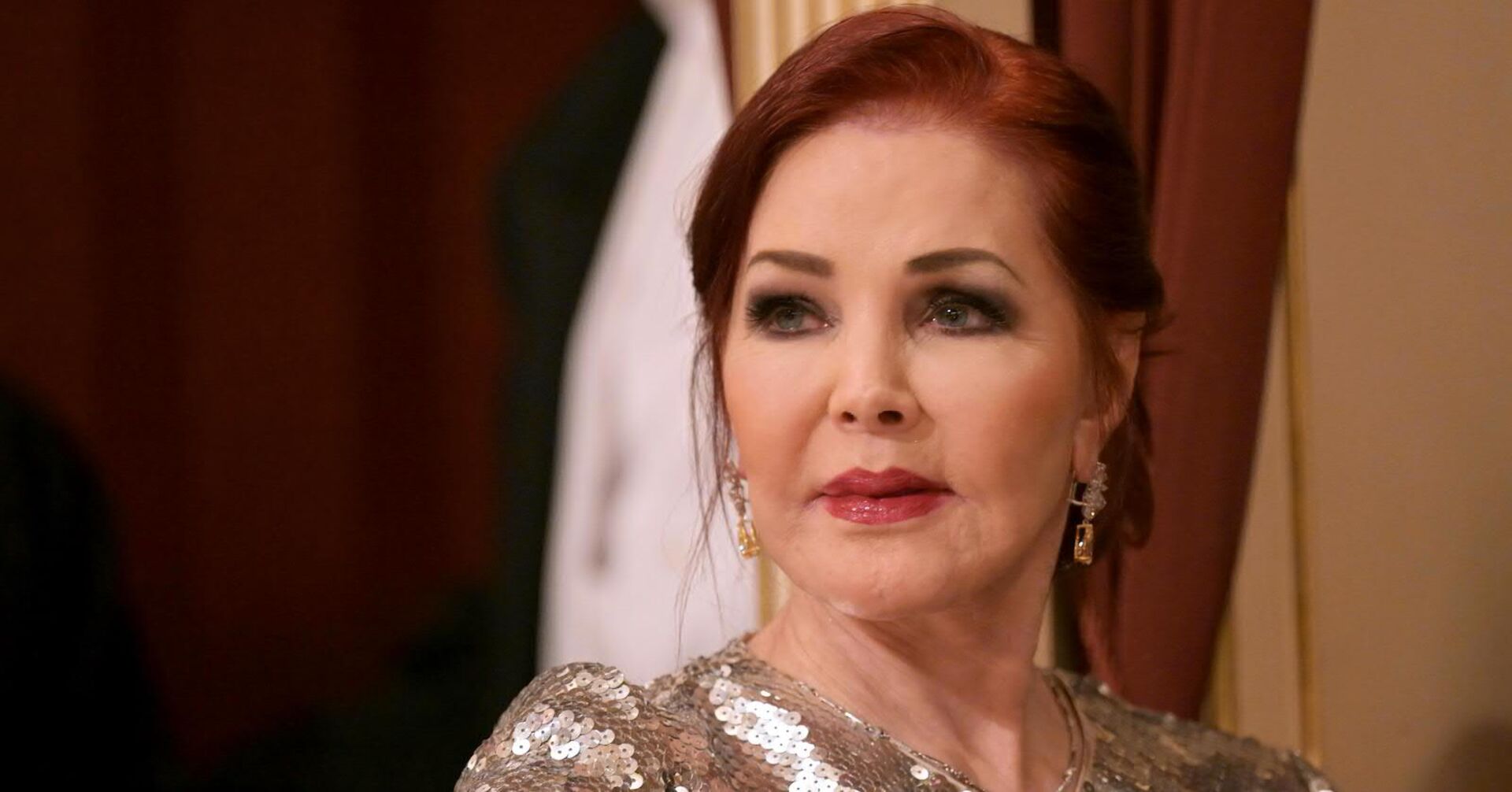 Priscilla Presley in einer Loge am Opernball.