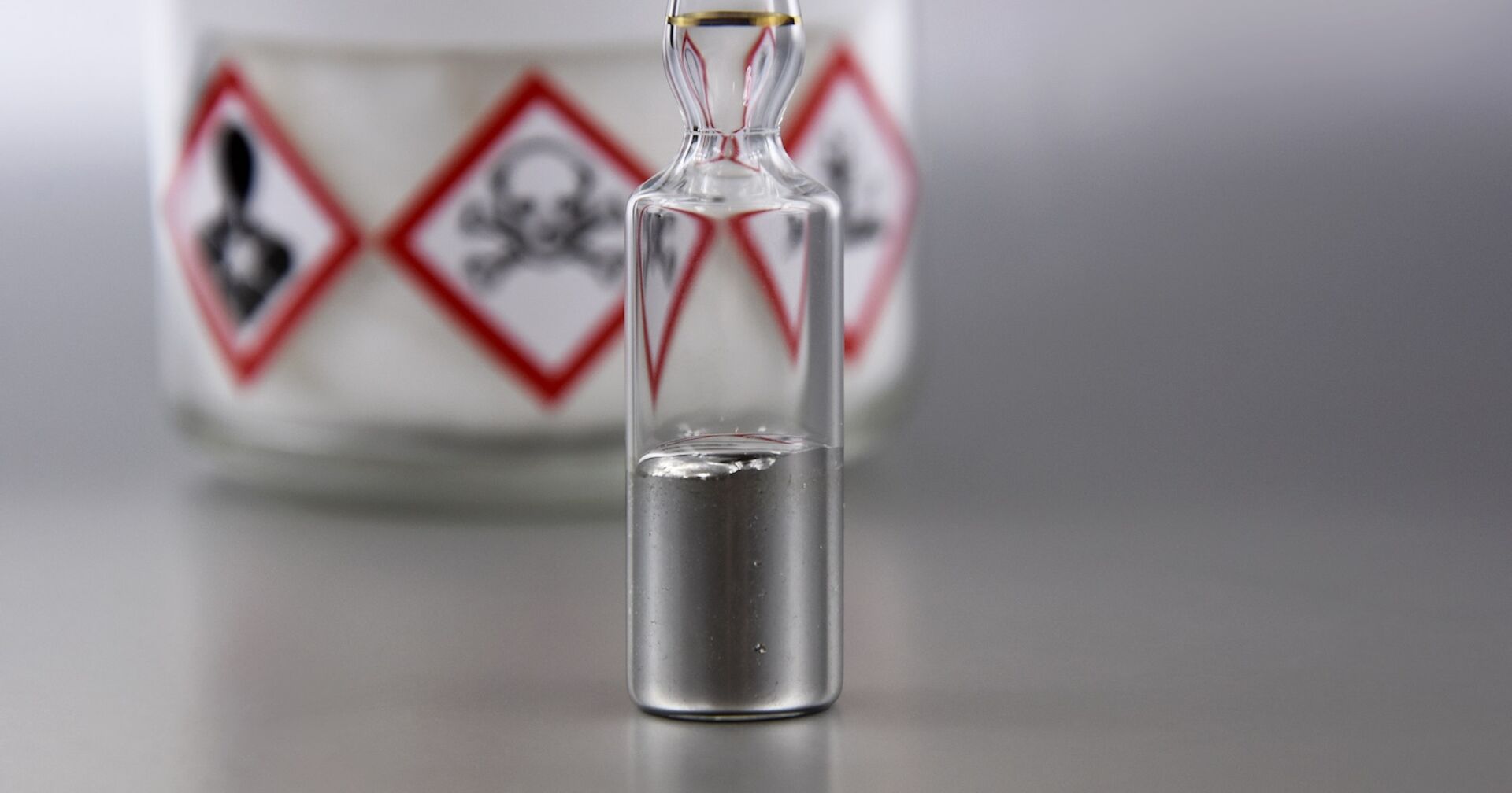Giftiges Quecksilber in einem Glasbehälter.