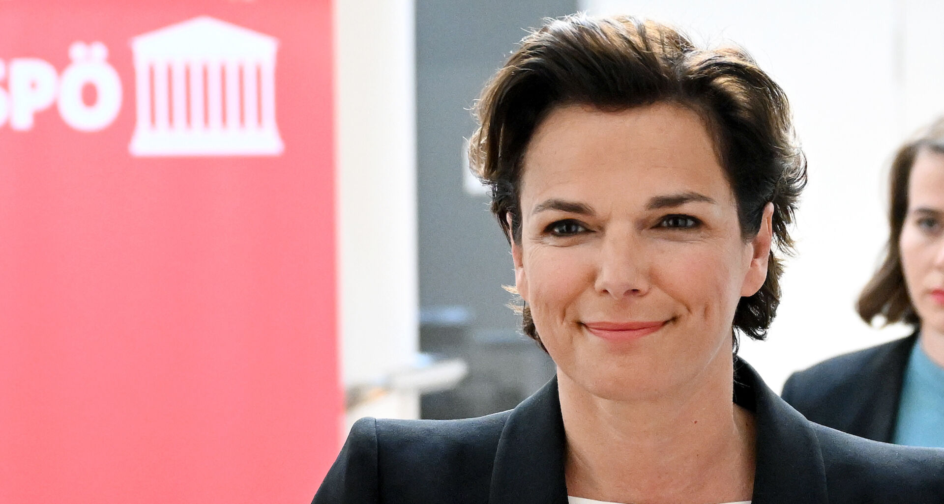 Pamela Rendi-Wagner, ehemalige SPÖ-Chefin und Ärztin, lachend vor der Pressewand der SPÖ.