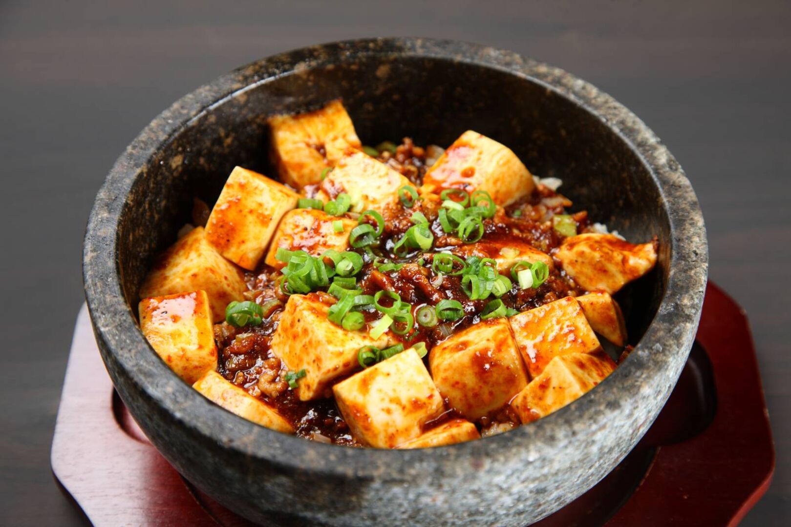 Steintopf mit gebratenem Tofu und Faschierten.