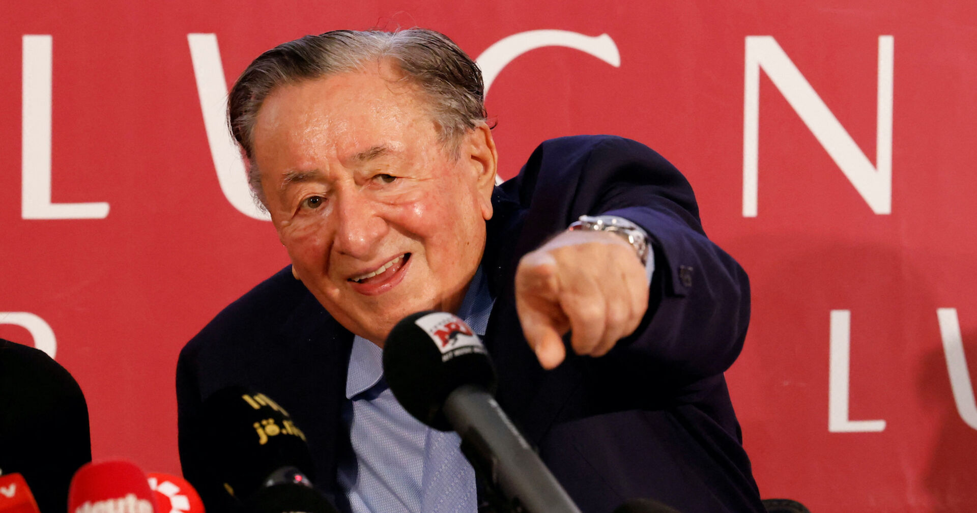 Richard Lugner bei der Pressekonferenz in der Lugner City. Er zeigt auf die Reporter.