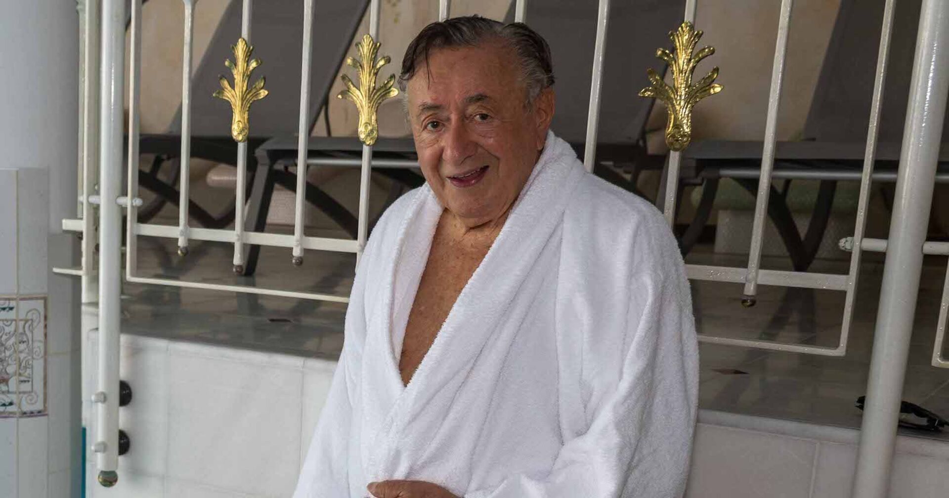 Richard Lugner im Bademantel.