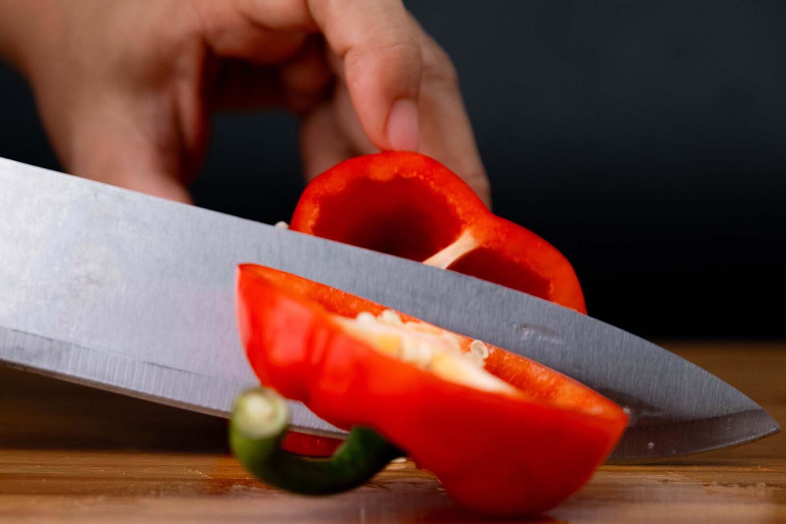 Rote Paprika wird geschnitten | Credit: iStock.com/Choosee Thammajee