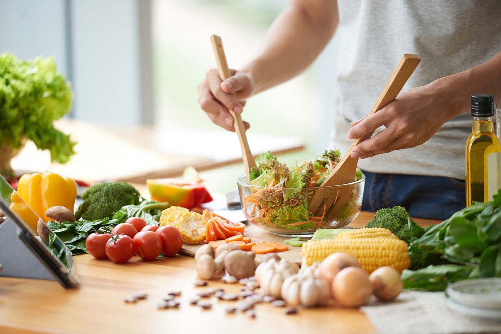 Salat und Gemüse auf einem Tisch | Credit: iStock.com/DragonImages