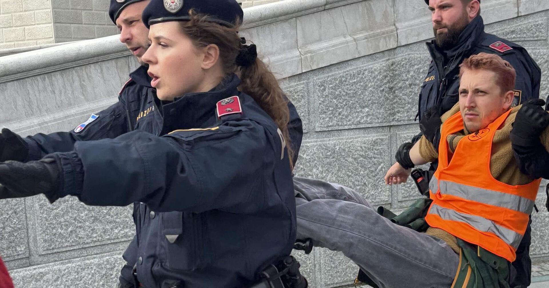 Julian Schütter wird von drei Polizisten "weggetragen".