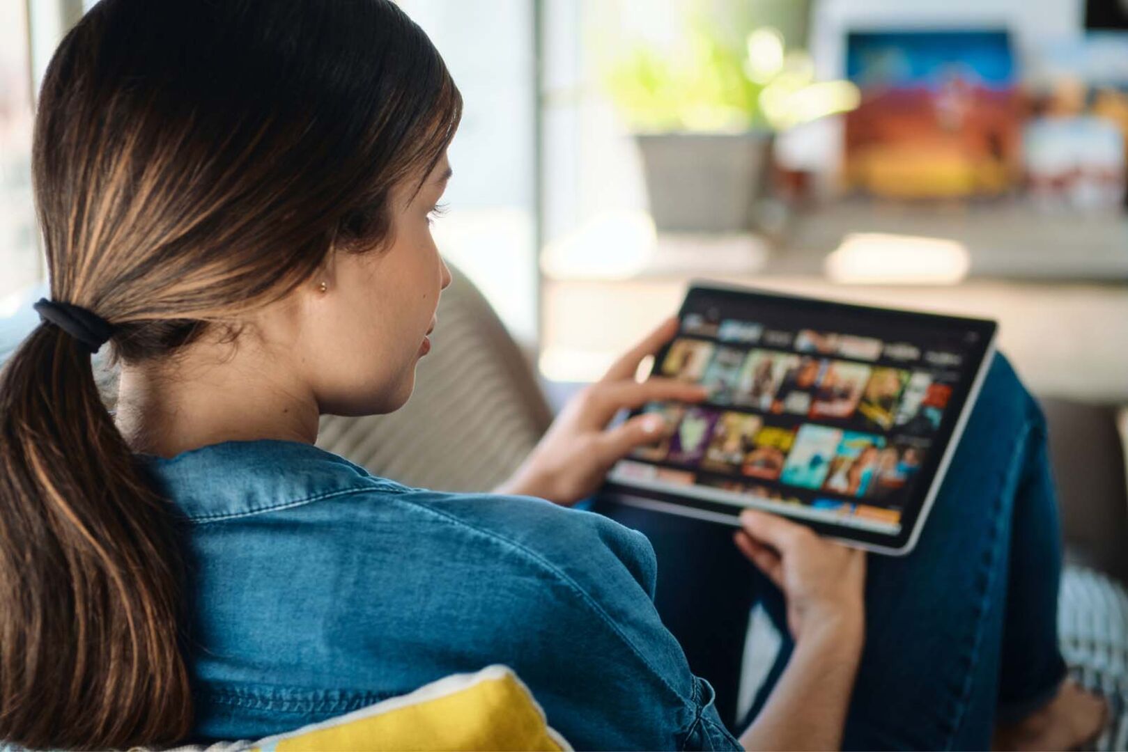 Frau mit Tablet in der Hand | Credit: iStock.com/diego_cervo