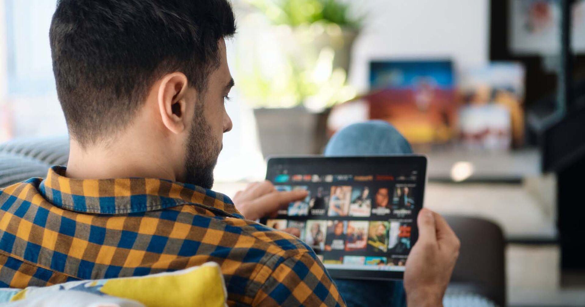 Mann hat Tablet in der Hand | Credit: iStock.com/diego_cervo