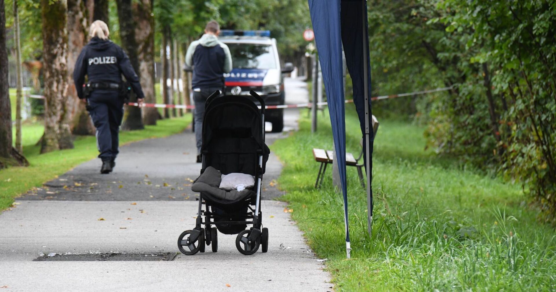 Kinderwagen und Polizeieinsatz in St. Johann in Tirol.